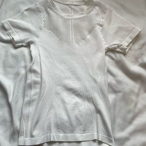 White t shirt size medium